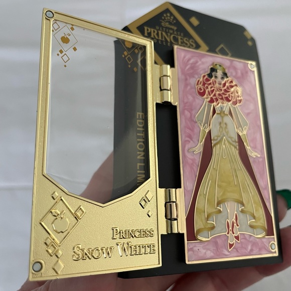 Disney Designer Collection Snow White Hinged Pin – Ultimate Princess Celebration - Picture 3 of 10